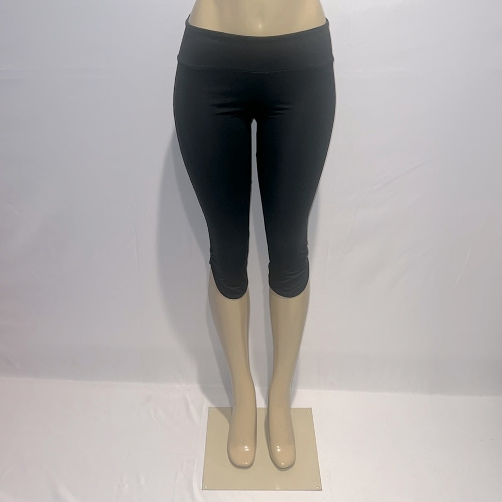 Aca Jeans Black Capri Leggings With Runched Sides